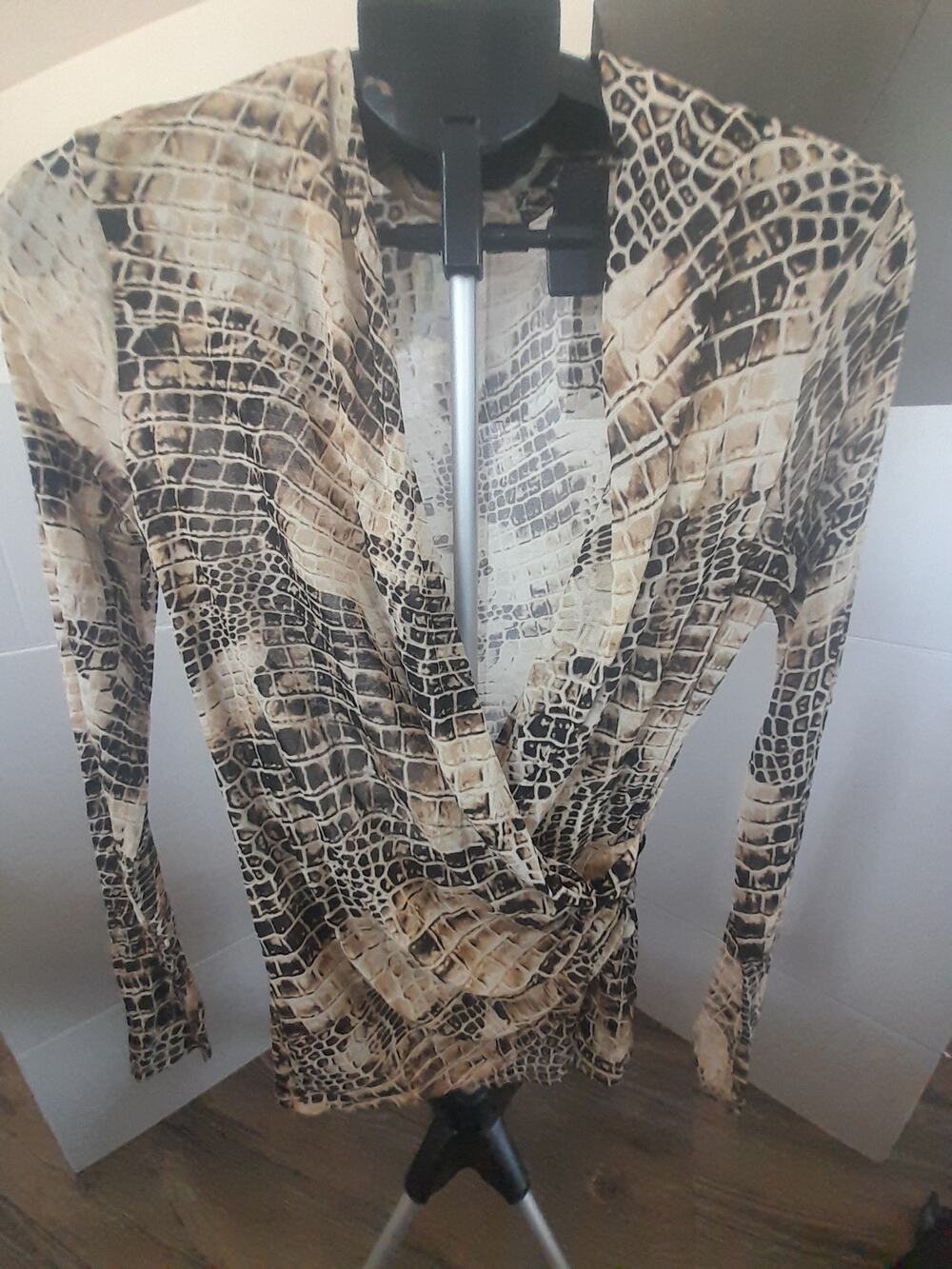 Karen Kane tan snake print blouse size XL